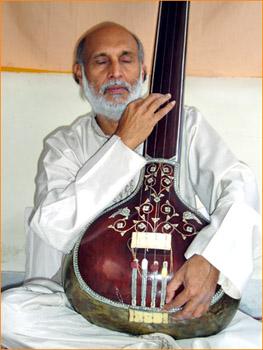 Swami Dhyan Pradeep playing Tanpura
